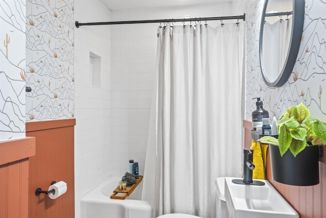 bathroom with shower / tub combo