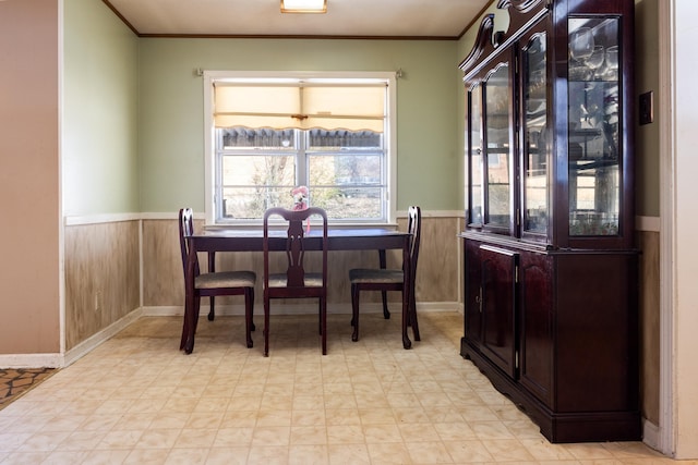 dining area with ornamental molding