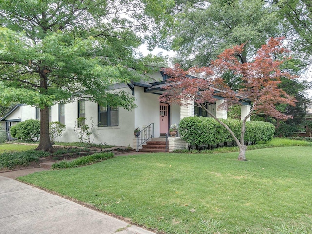 view of front of property featuring a front yard