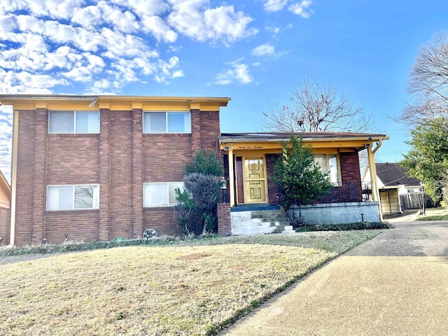 view of front of property featuring a porch and a front lawn