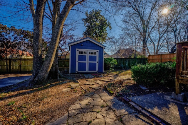 view of yard featuring a storage shed