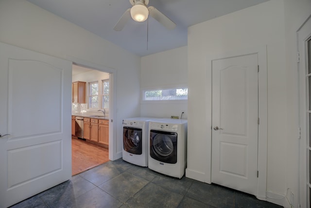 laundry area featuring sink, dark tile patterned flooring, ceiling fan, and independent washer and dryer