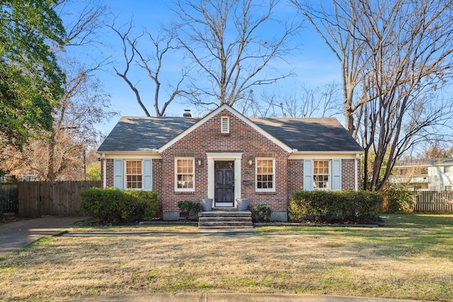 view of front of property featuring a front yard