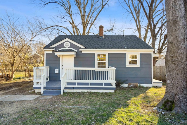 view of front facade with a front yard