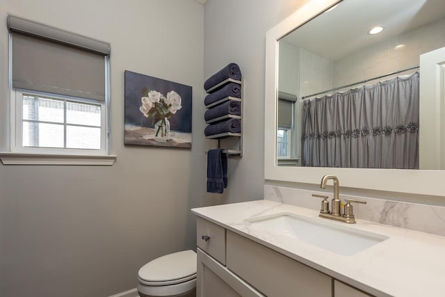 bathroom with toilet, a shower with curtain, and vanity