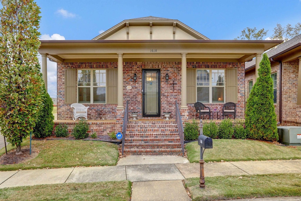 bungalow-style house featuring a front lawn and a porch