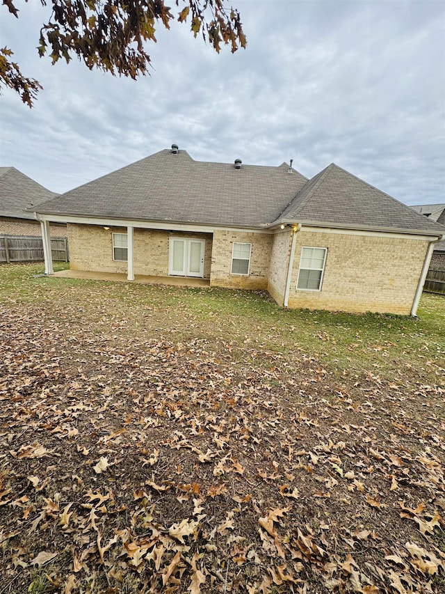 back of house featuring a lawn