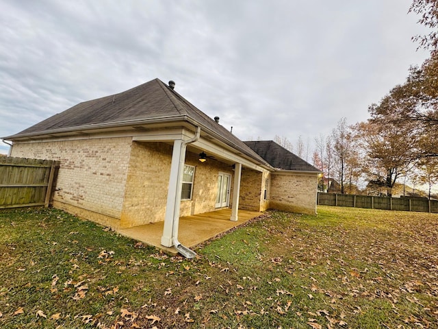 back of house featuring a lawn