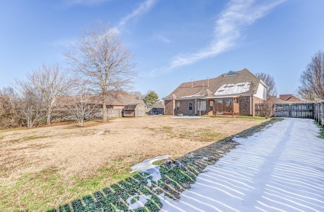 view of yard featuring a storage unit