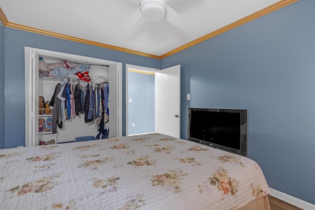 bedroom featuring ceiling fan, ornamental molding, a closet, and wood-type flooring