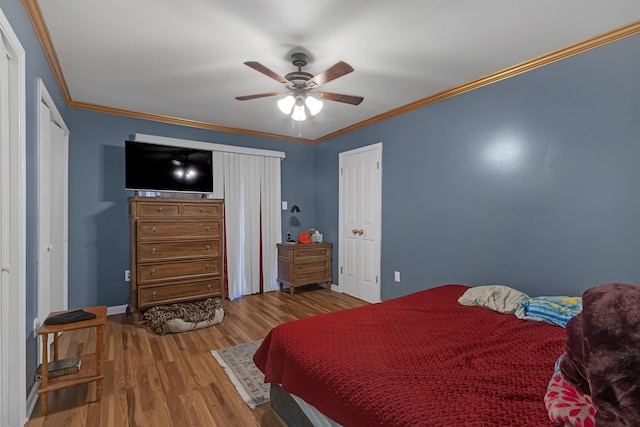 bedroom featuring ceiling fan, hardwood / wood-style floors, and crown molding