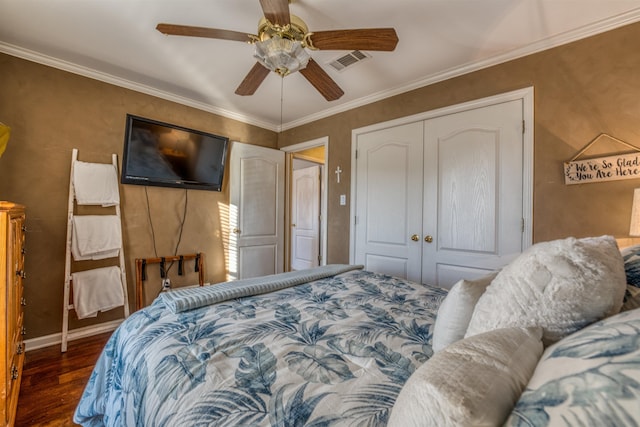 bedroom featuring ceiling fan, a closet, dark hardwood / wood-style flooring, and ornamental molding