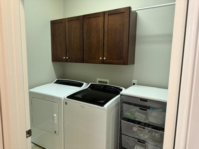 laundry room with cabinets and independent washer and dryer