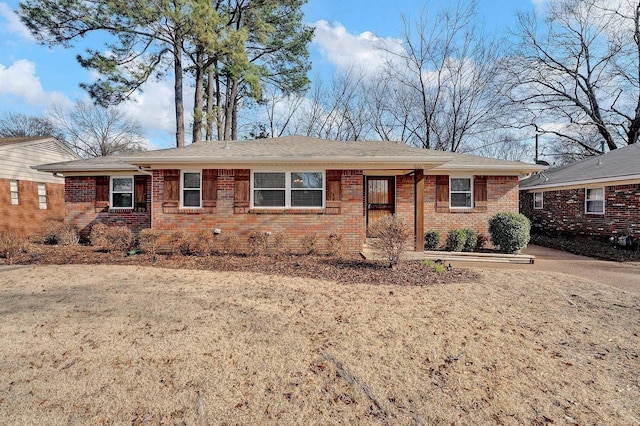 single story home with a front yard