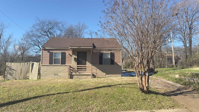 view of front facade with a front yard