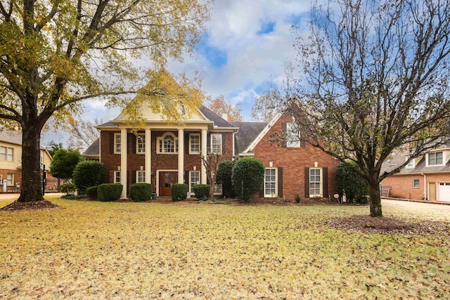 view of front of home featuring a front lawn