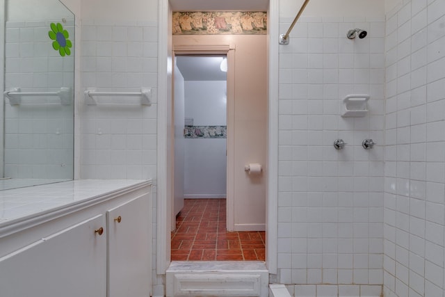 bathroom featuring a tile shower