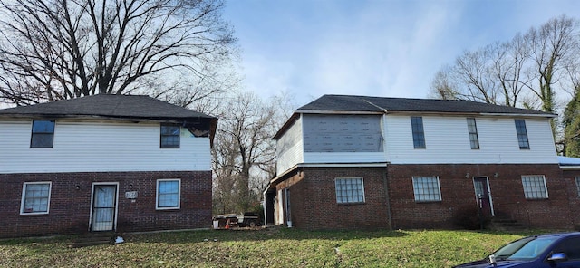 view of front of property featuring a front lawn