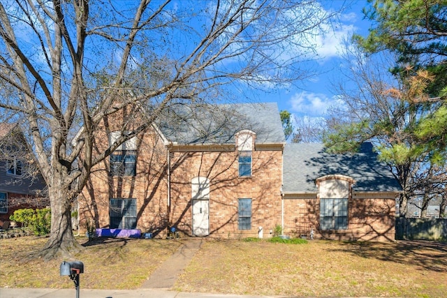 view of front of house with a front lawn