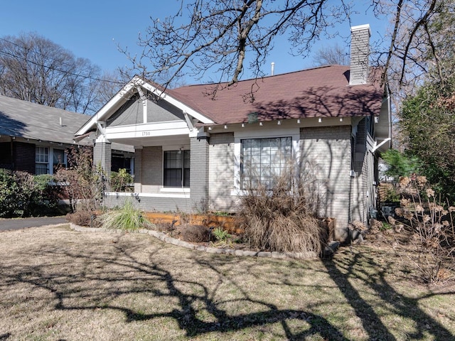 view of front of house featuring a front lawn