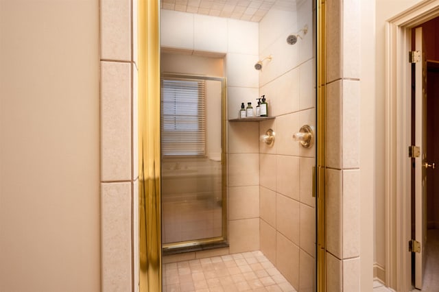 bathroom featuring a tile shower