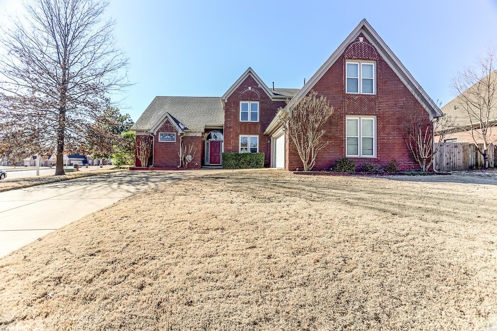 view of front of property featuring a front yard and a garage