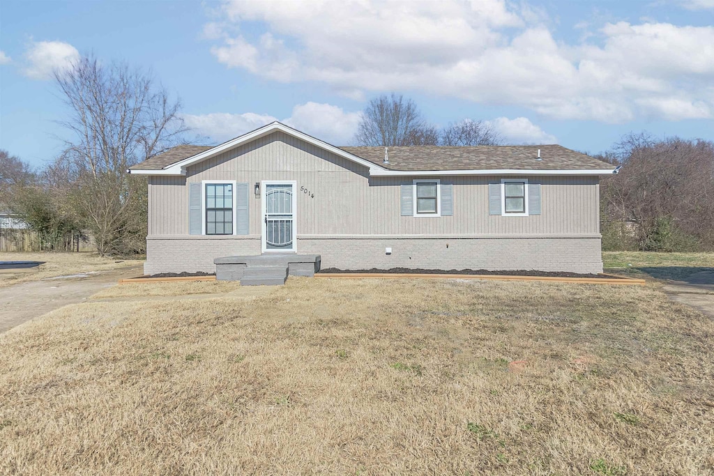 manufactured / mobile home featuring a front lawn