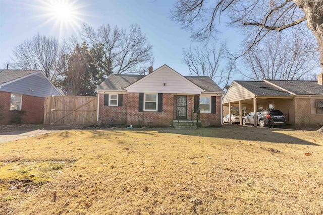 view of front of property featuring a front yard and a carport