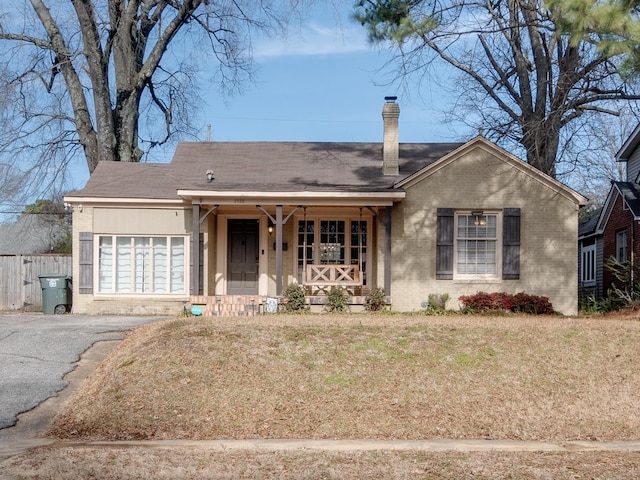 single story home featuring a porch and a front yard