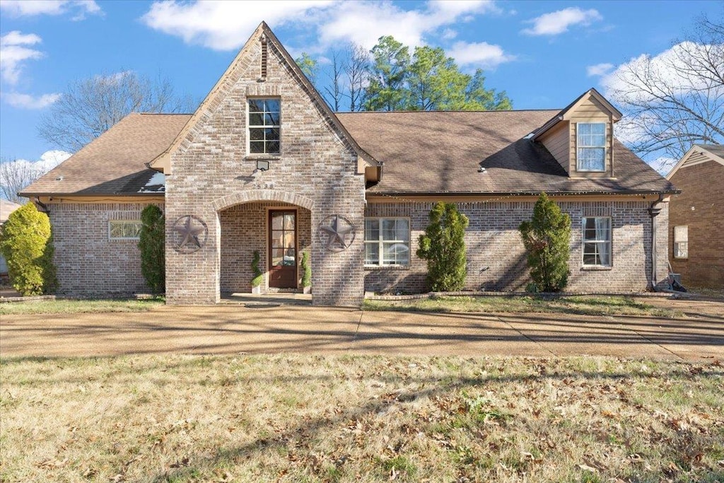 view of front facade with a front lawn