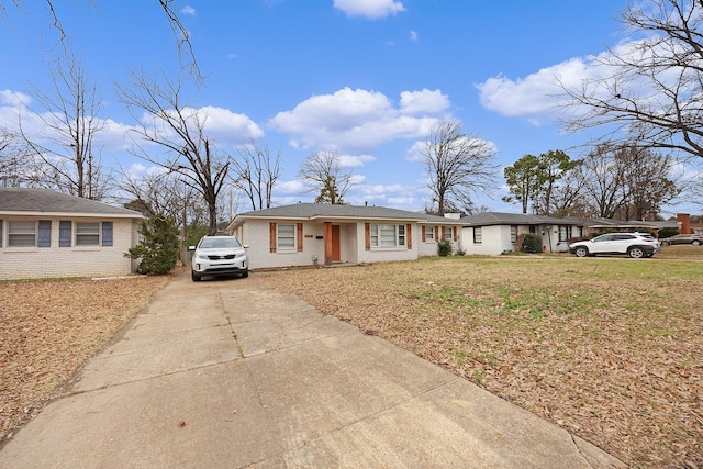 view of front of house featuring a front lawn