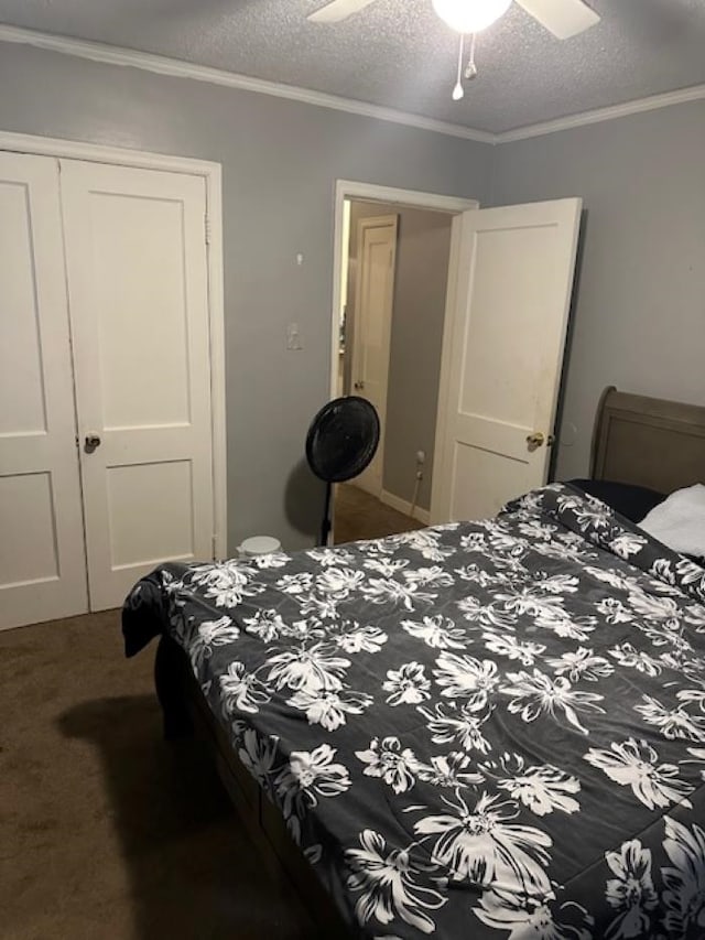 carpeted bedroom featuring ceiling fan, a closet, and a textured ceiling