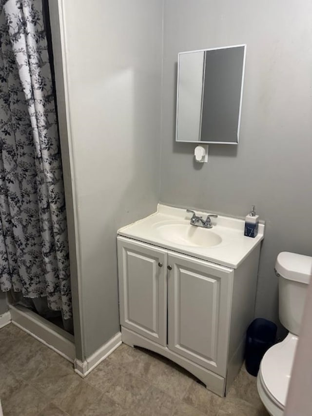 bathroom with toilet, a shower with shower curtain, and vanity