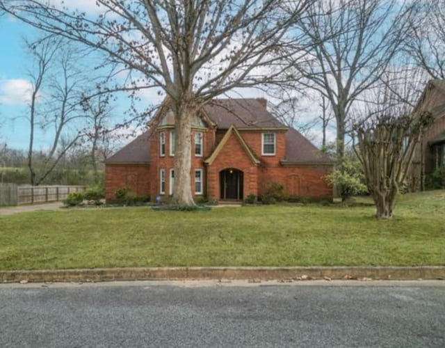 view of front of house featuring a front lawn