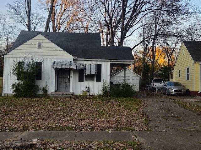 view of front of home with an outbuilding