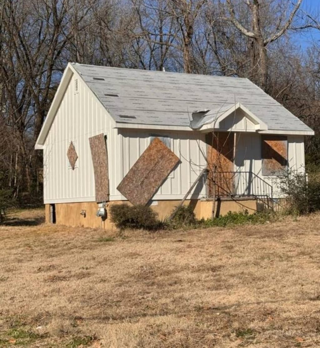 view of outdoor structure with a yard