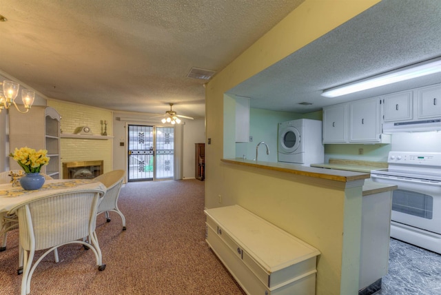 kitchen featuring ceiling fan, a fireplace, kitchen peninsula, a kitchen bar, and white electric stove