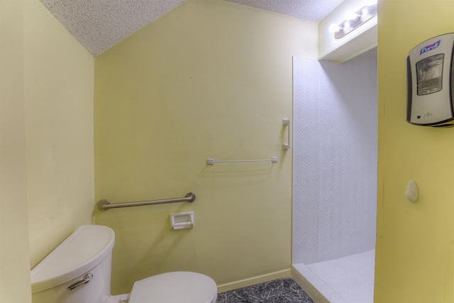 bathroom with a shower, a textured ceiling, toilet, and lofted ceiling