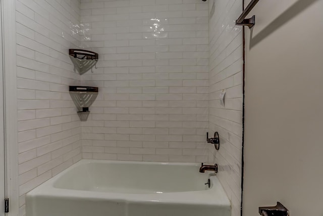 bathroom with tiled shower / bath combo