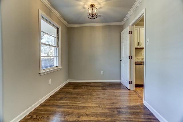 unfurnished room with dark wood-type flooring, crown molding, and a notable chandelier