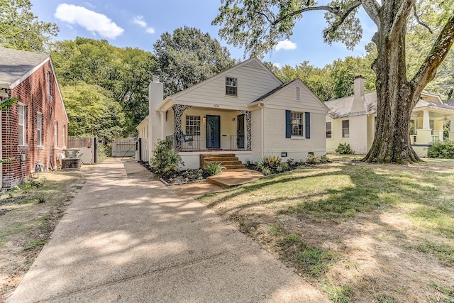 view of front of property featuring cooling unit, a front lawn, and a porch