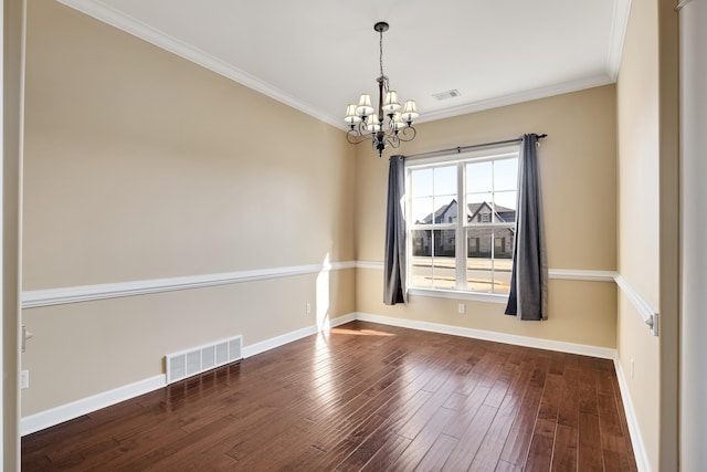 unfurnished room with ornamental molding, dark wood-style flooring, visible vents, and a chandelier