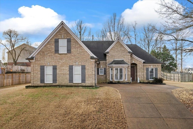 view of front property featuring a front yard