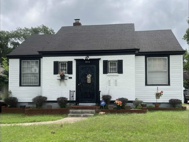 view of front of home featuring a front lawn