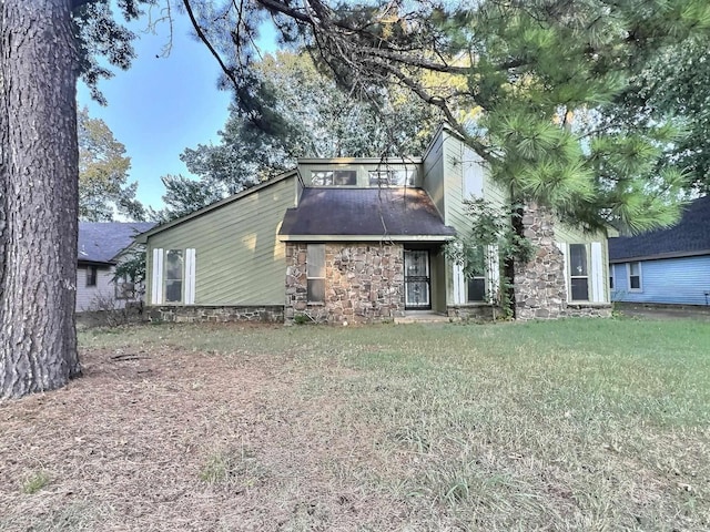 view of front of home with a front yard