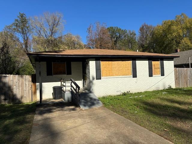 view of front of home with a front yard