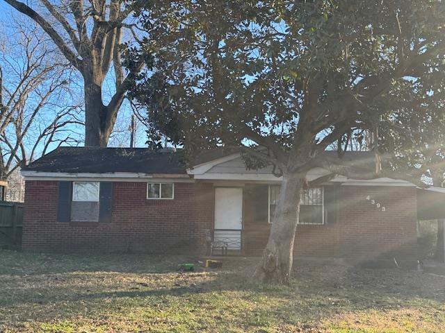 view of front of property featuring a front yard