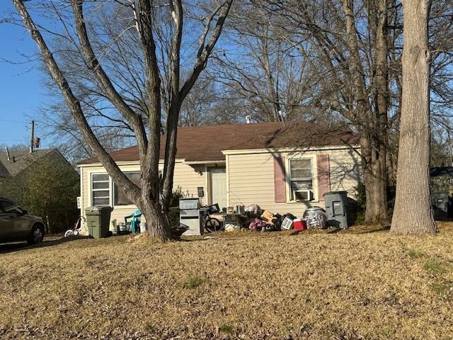 view of front facade featuring a front lawn and cooling unit