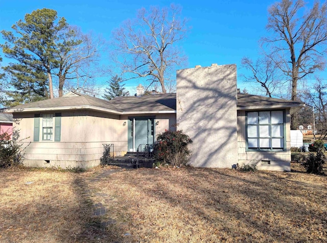 view of front of property with a front yard