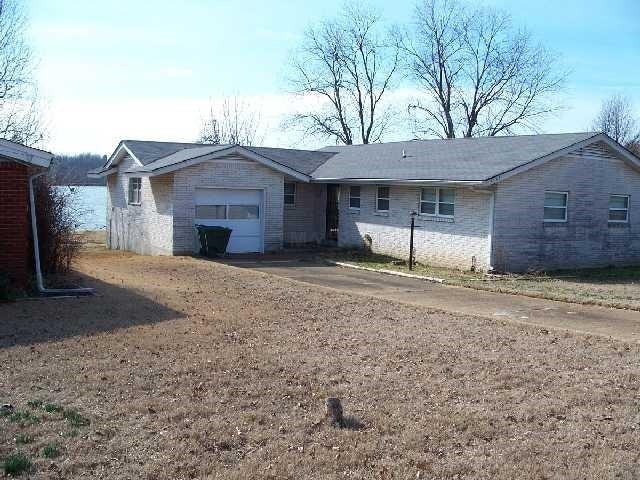 single story home with a garage